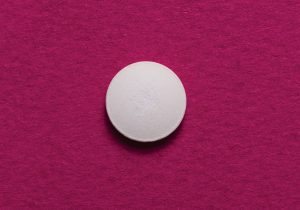 Esqueceu de usar camisinha? O preservativo estourou no meio da transa? Há algumas décadas, isso seria um verdadeiro desastre, principalmente se a mulher fosse solteira e não quisesse ter filhos no momento.